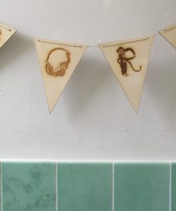 Slinger met letteraapjes